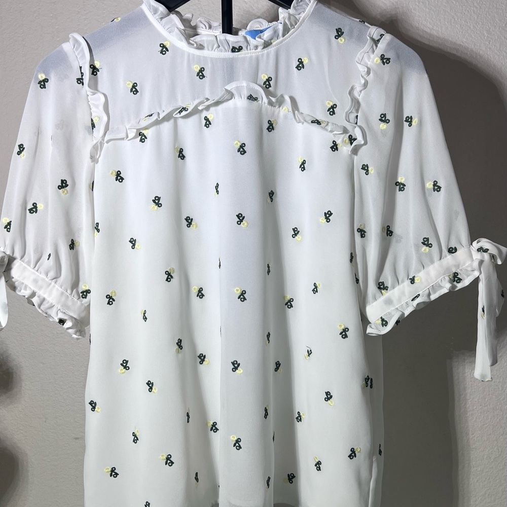 CeCe White Embroidered Floral Ruffle Blouse – Size M